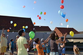 Das Ergebnis des Luftballonwettbewerbes wird später bekannt gegeben.